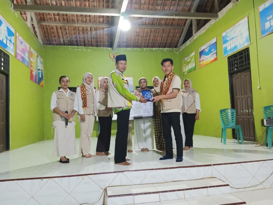 pemberian_kenangan_kepada_kakam